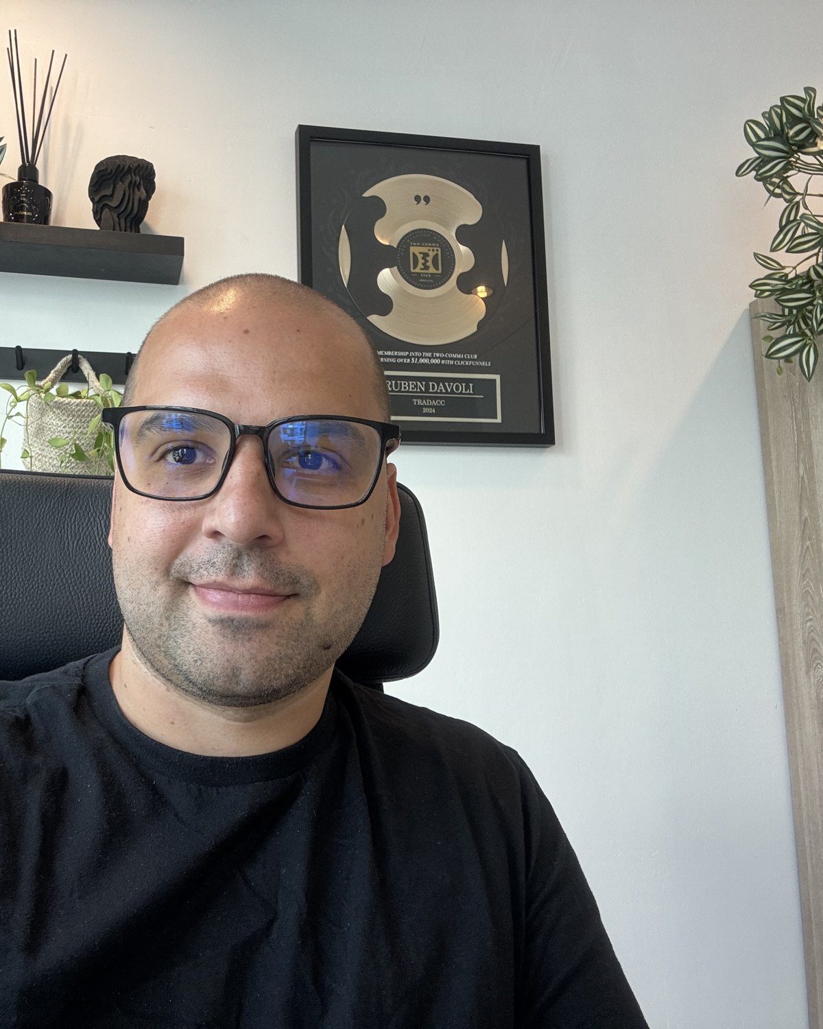 Ruben Davoli with his ClickFunnels Two Comma Club award plaque